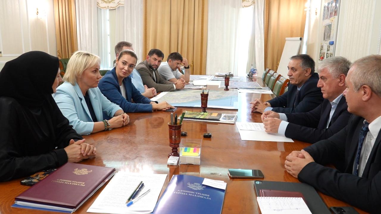 Абдурахман Махмудов встретился с представителями фонда "Защитники Отечества"